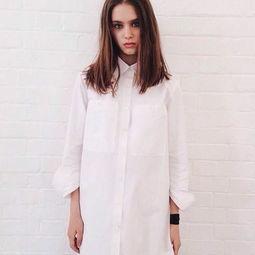 白衣黑皮女吃瓜