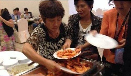 警嫂大妈有瓜吃,共建和谐社区新风尚